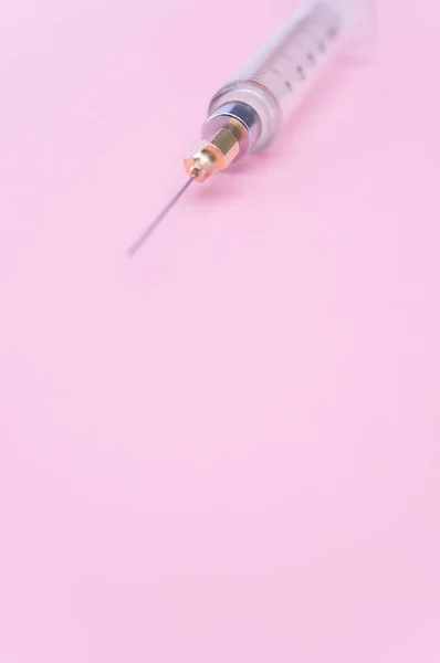 Egy Különálló Injekciós Fecskendő Mályvapapír Háttérrel Szövegrésszel — Stock Fotó