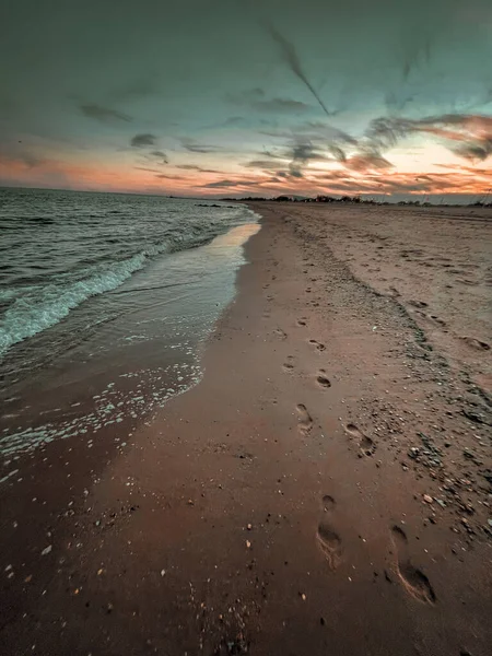 Akşamları Gün Batımında Denizle Çevrili Bir Sahilin Dikey Görüntüsü — Stok fotoğraf