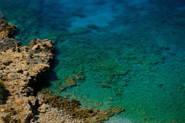 岩石海岸上的蓝色海水的航拍 — 图库照片