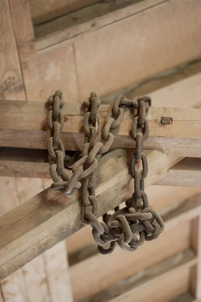 Vertikální Záběr Dřevěné Konstrukce Kovovým Řetězem — Stock fotografie