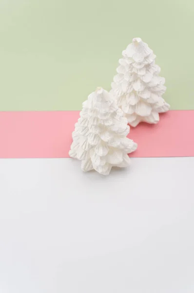 Fondo Ornamental Navidad Con Abetos Sobre Una Superficie Rosa Verde — Foto de Stock