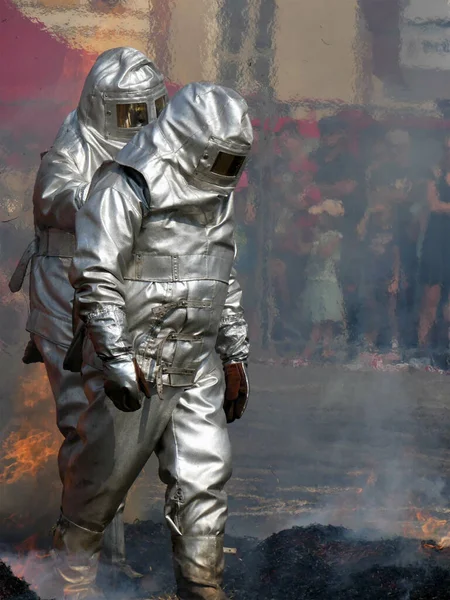 Ένας Επιλεκτικός Πυροσβέστης Κοστούμια Πυροπροστασίας Στις Φλόγες — Φωτογραφία Αρχείου
