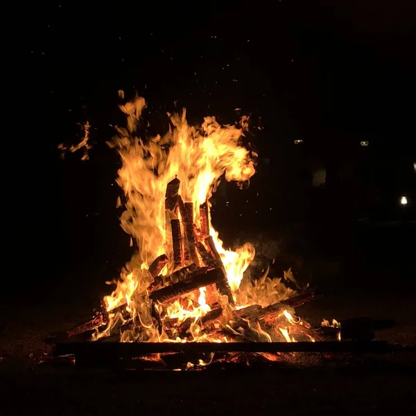 夜间在营地用火焰和烟雾拍摄的营火特写 — 图库照片