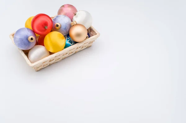 Bolas Decorativas Navideñas Multicolores Bote Mimbre Con Sapce Para Texto — Foto de Stock