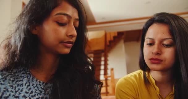 Två Indianska Kvinnor Sitter Tillsammans Pratar Hemma — Stockvideo