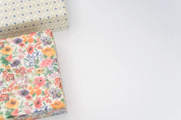 Cajas Decoradas Cartón Sobre Fondo Blanco Con Espacio Texto — Foto de Stock