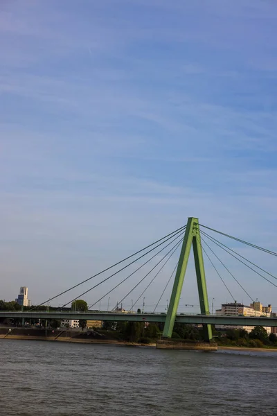 Eine Vertikale Aufnahme Einer Grünen Hängebrücke Köln Deutschland — Stockfoto