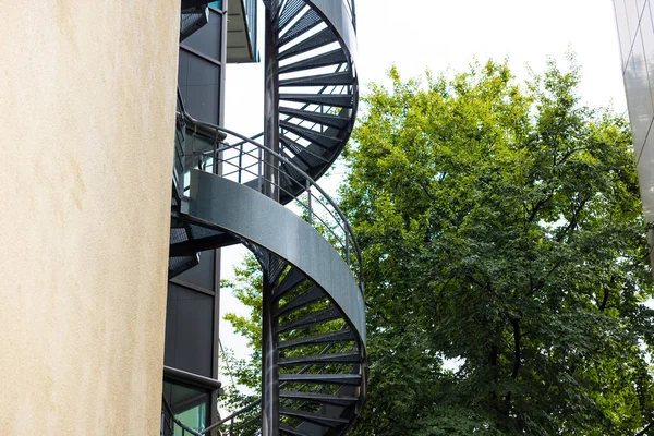 Primer Plano Las Escaleras Espirales Salida Emergencia Metálicas Negras Edificio — Foto de Stock