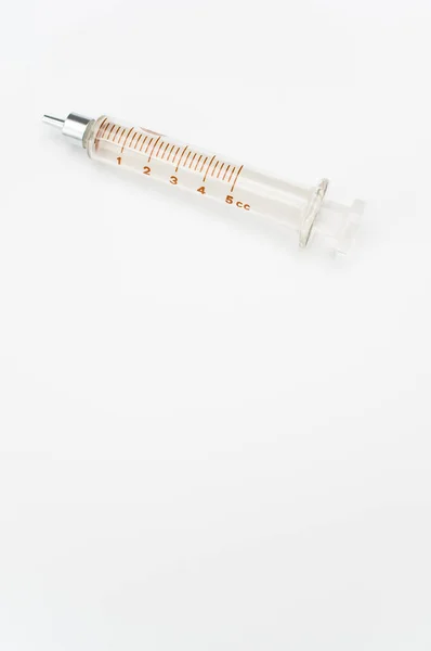 Egy Különálló Injekciós Fecskendő Fehér Papíralapon Szövegrésszel — Stock Fotó