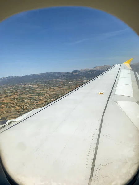 Widok Skrzydła Samolotu Przez Okno Komercyjnego Samolotu Locie Widok Zapamiętania — Zdjęcie stockowe
