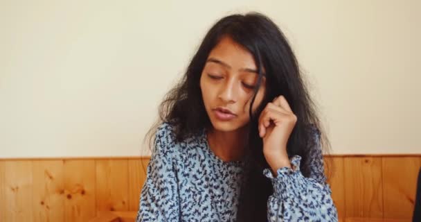Ung Indiansk Kvinna Pratar — Stockvideo