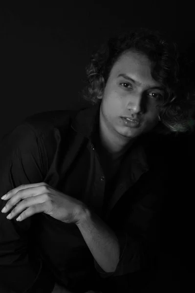 Egy Fiatal Dél Ázsiai Férfi Modell Portréja Hosszú Hajjal Fekete — Stock Fotó