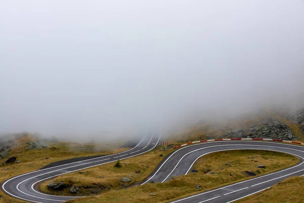 Bergsväg Genom Dimman — Stockfoto