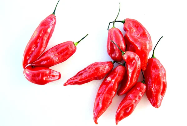 Eine Hochwinkelaufnahme Einer Gruppe Roter Kleiner Würziger Paprika Auf Weißem — Stockfoto