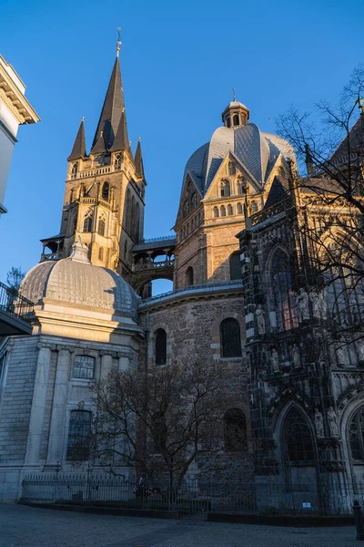 Aachener Dom Bei Sonnenaufgang Mit Strahlend Blauem Himmel — Stockfoto