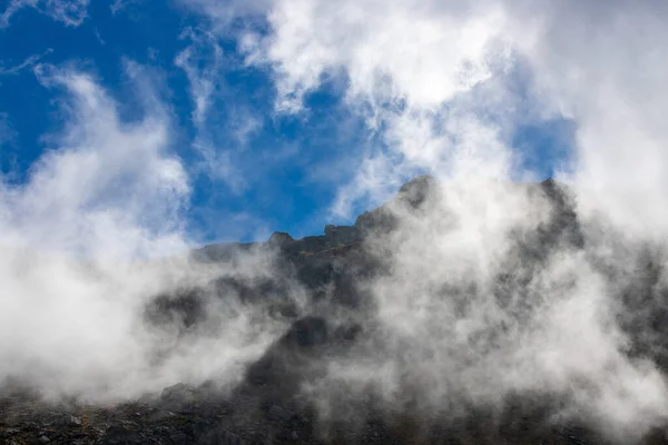 Uma Bela Paisagem Com Nuvens Cumes Montanha — Fotografia de Stock