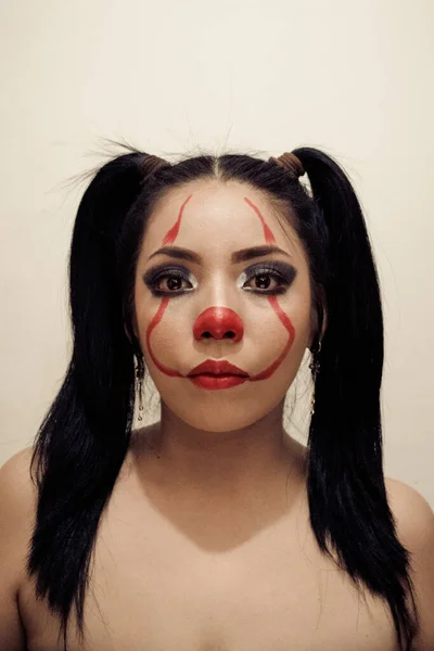 Primer Plano Una Mujer Hispana Usando Maquillaje Payaso Posando Para — Foto de Stock