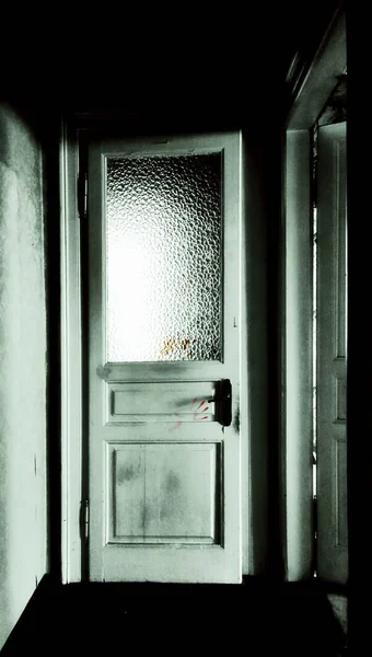 Corredor Vazio Preto Branco Porta Com Vidro Refletindo Luz Exterior — Fotografia de Stock