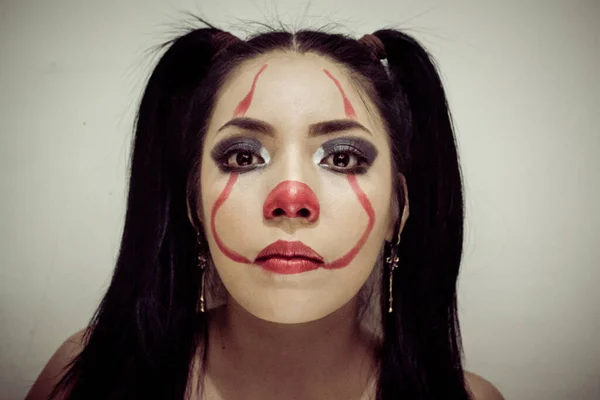 Primo Piano Una Donna Ispanica Truccata Clown Posa Una Foto — Foto Stock