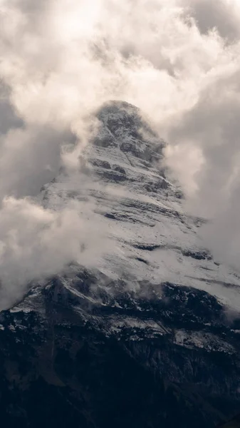 Gunung Puncak Tertutup Awan Pada Hari Hujan — Stok Foto