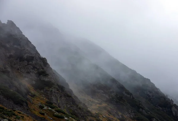 Las Laderas Una Montaña Niebla — Foto de Stock