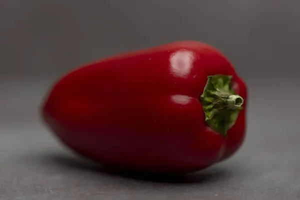 Close Macro Shot Met Schijnwerper Kleine Rode Levendige Kleurrijke Peper — Stockfoto