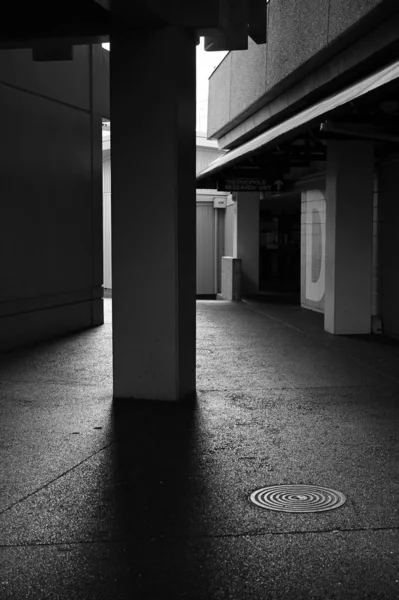 Gråskala Smal Korridor Mellan Byggnader — Stockfoto