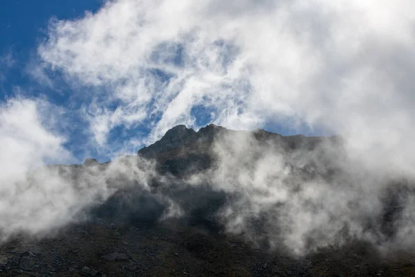 Uma Bela Paisagem Com Nuvens Cumes Montanha — Fotografia de Stock