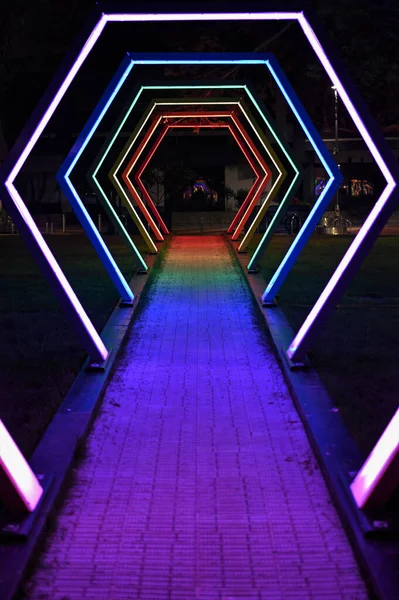 Een Structuur Met Kleurrijke Lichten Tijdens Het Lichtfestival Barcelona — Stockfoto
