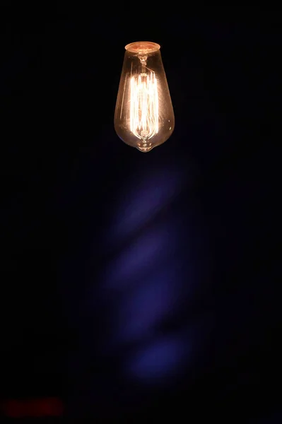 Uma Lâmpada Acesa Quarto Escuro — Fotografia de Stock