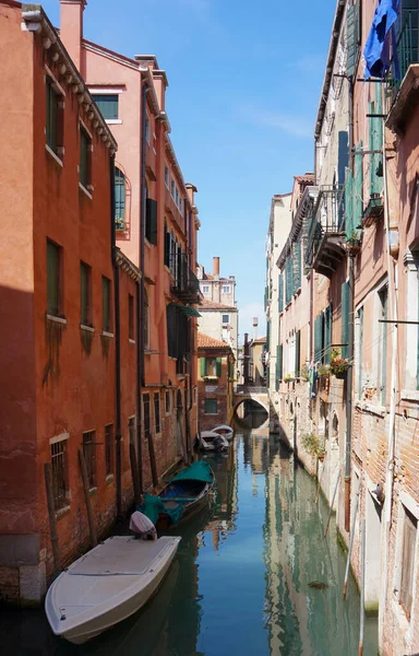 Venice Olaszország Április 2016 Vízcsatorna Csónakokkal Mentén Régi Házak Város — Stock Fotó