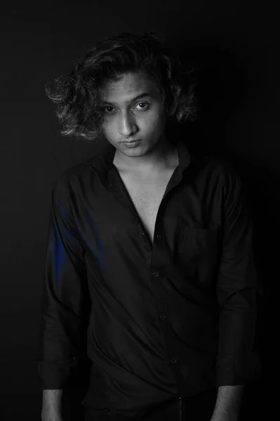 Ένα Πορτραίτο Ενός Νεαρού Νοτιοασιατικού Μοντέλου Μακριά Μαλλιά Μαύρο Φόντο — Φωτογραφία Αρχείου