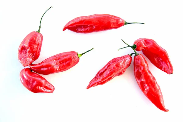 Eine Nahaufnahme Roter Kleiner Würziger Paprika Auf Weißem Hintergrund — Stockfoto