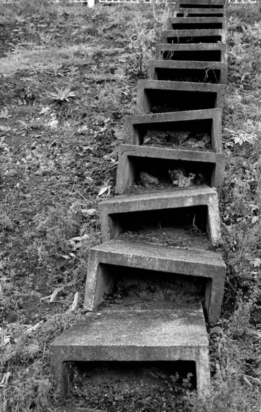 Una Escala Grises Escaleras Hormigón Una Colina —  Fotos de Stock