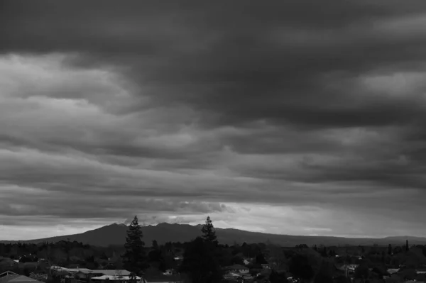 Une Échelle Gris Ciel Nuageux Sur Village Montagne — Photo