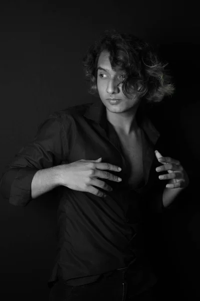 Ett Porträtt Ung Sydasiatisk Manlig Modell Med Långt Hår Svart — Stockfoto