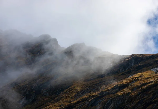 Una Bella Vista Sulle Pendici Una Montagna Nella Nebbia — Foto Stock