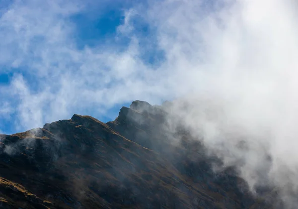 Una Hermosa Vista Las Laderas Una Montaña Niebla —  Fotos de Stock