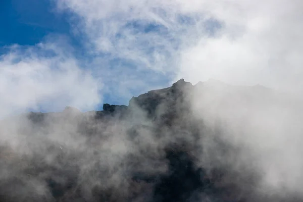 Een Prachtig Landschap Met Wolken Bergkammen — Stockfoto