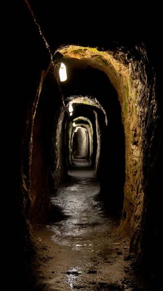 Karanlık Bir Koridoru Küçük Işıklandırması Olan Maden Kuyusu — Stok fotoğraf