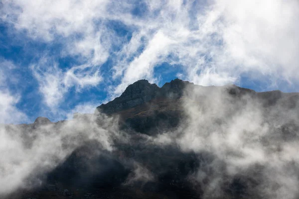 Bellissimo Paesaggio Con Nuvole Sui Crinali Montagna — Foto Stock