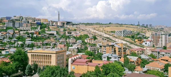 Een Stadsgezicht Van Jerevan Onder Het Zonlicht Een Bewolkte Lucht — Stockfoto