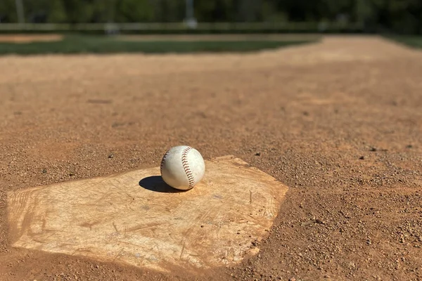 Μια Μπάλα Του Μπέιζμπολ Στην Άμμο Στην Παιδική Χαρά — Φωτογραφία Αρχείου