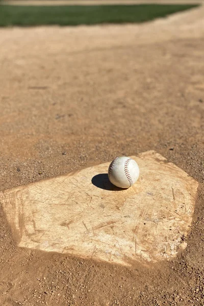 Μια Μπάλα Του Μπέιζμπολ Στην Άμμο Στην Παιδική Χαρά — Φωτογραφία Αρχείου