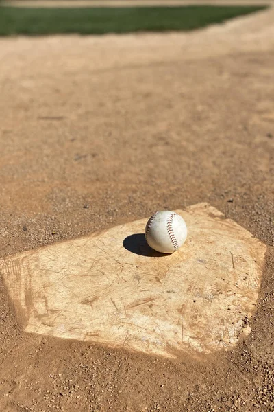 遊び場の砂の上の野球 — ストック写真