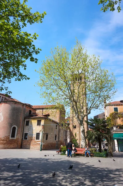 Venice Italy Apr 2016 Old Church Tower People Sitting Bench — Stock Photo, Image