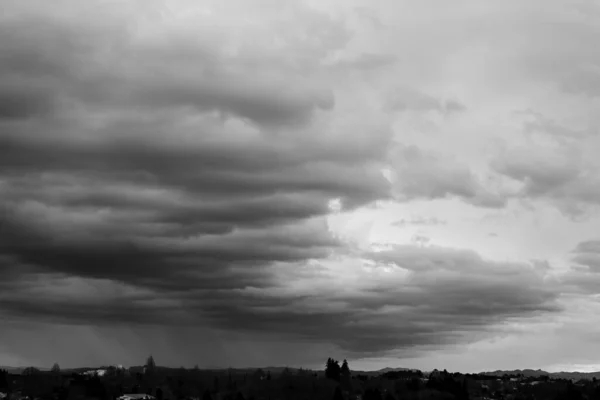 Une Échelle Gris Ciel Nuageux Sur Village Montagne — Photo