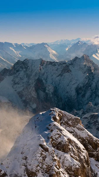 从祖格斯皮策俯瞰前面有山脉的奥斯特里安阿尔卑斯山 — 图库照片