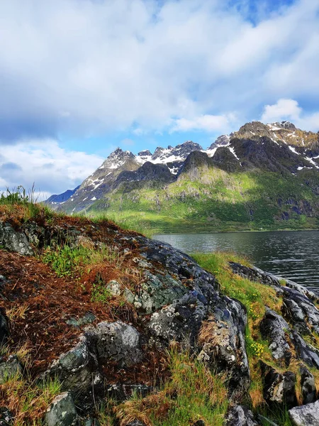 Ένα Όμορφο Τοπίο Ενός Ορεινού Τοπίου Στα Νησιά Lofoten Νορβηγία — Φωτογραφία Αρχείου