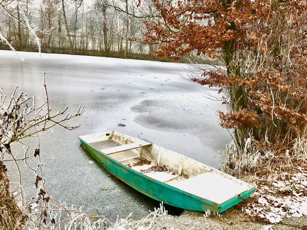 Velho Barco Turquesa Uma Lagoa Congelada Paisagem Inverno — Fotografia de Stock
